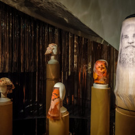 Des cheveux et des poils, l'exposition poilante du musée des Arts décoratifs - nos photos