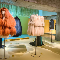 Des cheveux et des poils, l'exposition poilante du musée des Arts décoratifs - nos photos