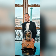 Un magicien qui vous fera voyager dans le temps dans un palace parisien - soirees fantastiques spectacle magie paris horlorgerie