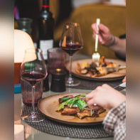 Le bar & restaurant Solis vous propose un voyage en Méditerranée à quelques pas de l’Arc de Triomphe