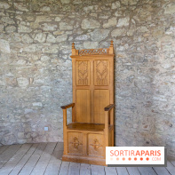 Le Château de la Roche Guyon, le château troglodyte dans le Val-d'Oise - 95 -  trône en bois