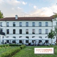 La terrasse dans un jardin avec vue Tour Eiffel du Marguerite 1606 au Domaine de la Reine Margot -  A7C1351