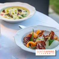 La terrasse dans un jardin avec vue Tour Eiffel du Marguerite 1606 au Domaine de la Reine Margot -  A7C1364