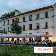 La terrasse dans un jardin avec vue Tour Eiffel du Marguerite 1606 au Domaine de la Reine Margot -  A7C1370