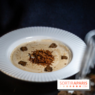 Monsieur Claude, le restaurant par Danny Khezzar à Rueil dans le 92 - LE VELOUTÉ Velouté de topinambours, fève de tonka, chèvre frais ail & fines herbes et chips de panais