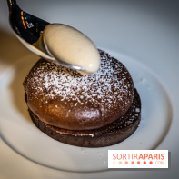 Monsieur Claude, le restaurant par Danny Khezzar à Rueil dans le 92 - TARTE SOUFFLÉ CHOCOLAT Tarte soufflé au chocolat, praliné shitaké, ganache chocolat, siphon Kasha