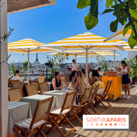 La terrasse estivale du Printemps Haussmann 2025 avec vue sur Paris et la Tour Eiffel