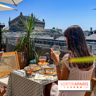 La terrasse estivale du Printemps Haussmann 2025 avec vue sur Paris et la Tour Eiffel