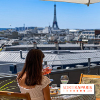 La terrasse estivale du Printemps Haussmann 2025 avec vue sur Paris et la Tour Eiffel