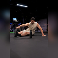 SEMPER Wellness : une salle de sport premium sur les Champs-Elysées - Hugo etirement