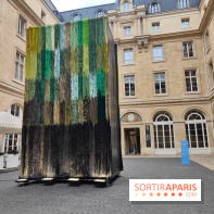 Art Basel Paris 2025 : une installation textile installée dans la cour de l'Hôtel de la Marine - fotor 1760090378058