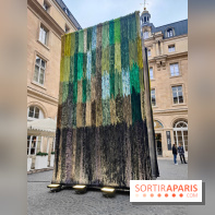 Art Basel Paris 2025 : une installation textile installée dans la cour de l'Hôtel de la Marine - fotor 1760090416841