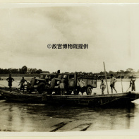 « Un siècle de conservation – de la Cité interdite au Musée du Palais » au Centre Culturel de Chine - 1 26 西迁文物车辆渡河