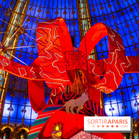 Vitrines et sapin de Noël des Galeries Lafayettes avec Clara Luciani - photos