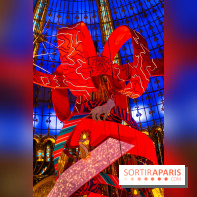 Vitrines et sapin de Noël des Galeries Lafayettes avec Clara Luciani - photos