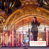 Vitrines et sapin de Noël des Galeries Lafayettes avec Clara Luciani - photos