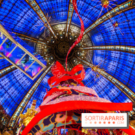 Vitrines et sapin de Noël des Galeries Lafayettes avec Clara Luciani - photos