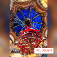 Vitrines et sapin de Noël des Galeries Lafayettes avec Clara Luciani - photos