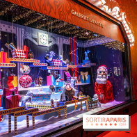 Vitrines et sapin de Noël des Galeries Lafayettes avec Clara Luciani - photos