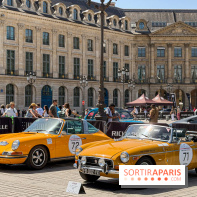 Le Rallye des Princesses expose ses voitures de collection sur la Place Vendôme