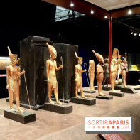 Chars et statues dans l’exposition Toutânkhamon - Toutankhamon : son tombeau et ses trésors