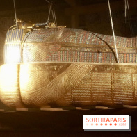 Le sarcophage doré dans sa vitrine - Toutankhamon : son tombeau et ses trésors