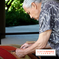 Un mât héraldique installé dans le jardin du musée du Quai Branly