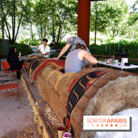 Un mât héraldique installé dans le jardin du musée du Quai Branly
