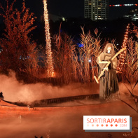 Parc de l'Étrange 2026 : Barque fantôme et musicien encapuchonné dans un paysage nocturne