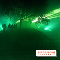 Parc de l'Étrange 2026 : Lumières vertes dans le parc nocturne