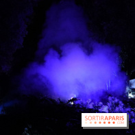 Parc de l'Étrange 2026 : Fumée bleue dans le parc nocturne