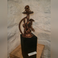 oh my gode! Miette ajoute encore une fois sa petite touche en superposant son petit personnage fétiche sur le haut de sa sculpture