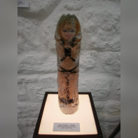 oh my gode! Barbie s'est fait enfermée par Axelle Russo dans un god en verre.. Oops! 