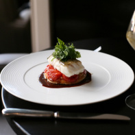 Dos de cabillaud rôti, tatin de tomates aux échalotes