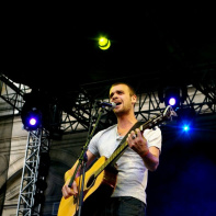 Cyril Mokaiesh sur le Parvis de l'Hôtel de Ville - Festival Fnac Live