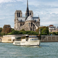 Le Bertagne, devant Notre-Dame de Paris