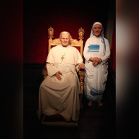 Musée Grévin : Le Pape Jean Paul II et Mère Thérésa