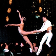 Lido Normandie,  Danseurs et danseuses exécutant un pas de deux