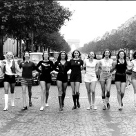 Lido 78,  Bluebell défilant sur les champs Elysées avec arc de triomphe en fonds