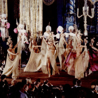 Lido Normandie, Bluebells dansant pendant la scène au temps des tzars