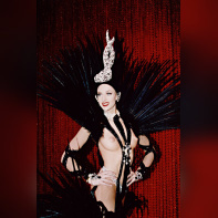 Lido Normandie,  Artiste posant devant rideau rouge en costume final.