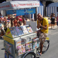 Marchand de journaux à vélo, à Paris plage, sur les bords de Seine