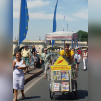 Marchand de journaux ambulant à Paris plage, sur les bords de Seine