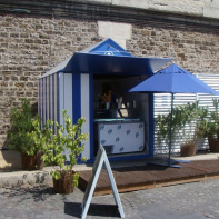 Marchand de glaces à Paris plage, sur les bords de Seine