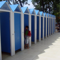 Les cabines de l'espace piscine, à Paris plage, sur les bords de Seine