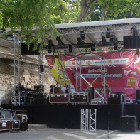 La scène du Festival Fnac Indétendances sur les bords de Paris plage