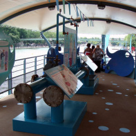 La péniche sur l'eau à Paris Plage La Villette