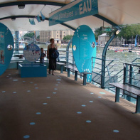 La péniche sur l'eau à Paris Plage La Villette