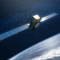 Galileo Satellite in Missions-Konfiguration vor Erdanschnitt mit Weltallatmo
