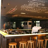 Bar et tabourets en bois